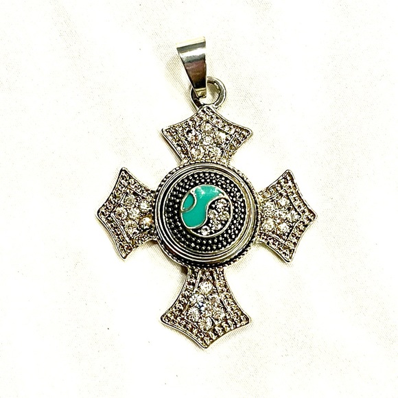 Snap Pendant,Crystal Non-Tarnish aprox 2&1/2 in top to bottom I have more snaps - Picture 3 of 3